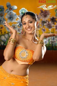 Anushka Showing Sexy Armpit And Navel