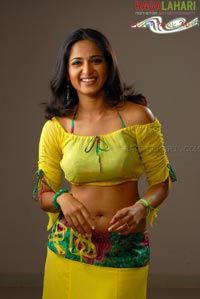 Anushka Showing Sexy Armpit And Navel