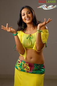 Anushka Showing Sexy Armpit And Navel