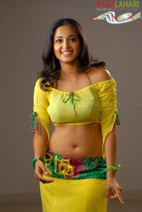 Anushka Showing Sexy Armpit And Navel