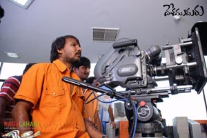 Desamuduru(Allu Arjun, Hansika Motwani) Working Stills