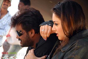 Desamuduru(Allu Arjun, Hansika Motwani) Working Stills