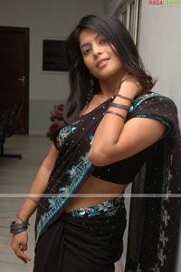 Saira Bhanu Sexy Navel Show in Saree