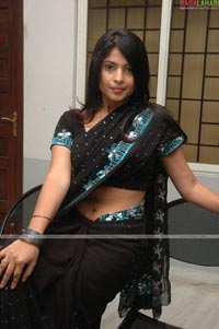 Saira Bhanu Sexy Navel Show in Saree