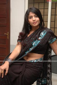 Saira Bhanu Sexy Navel Show in Saree