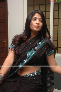 Saira Bhanu Sexy Navel Show in Saree