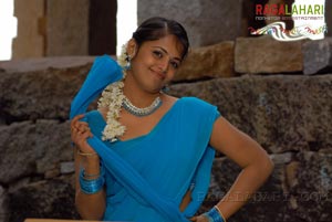 Sindhu Menon Cute Photos in Dhavani