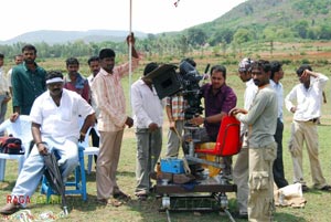 Veedu Maamulodu Kaadu(Rishi,Samrat,Gopika) Working Stills