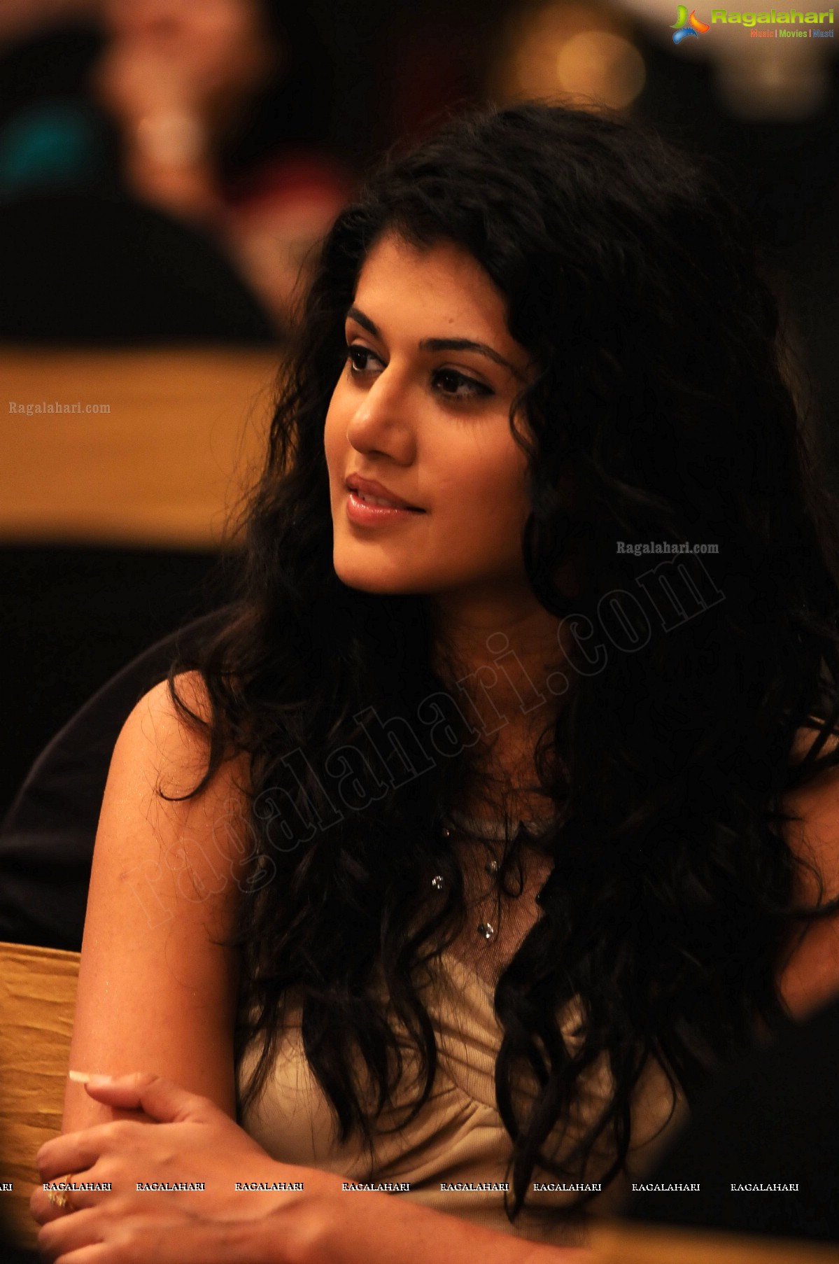 http://img.ragalahari.com/jan2012/starzone/taapsee-highres-ficciflo/taapsee-highres-ficciflo1.jpg