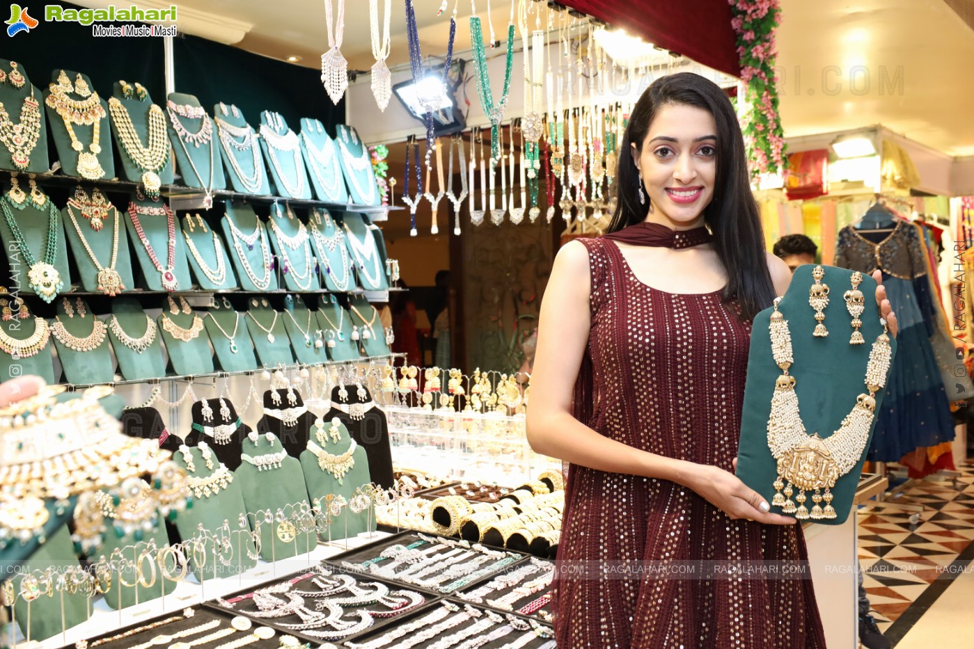 Sutraa Exhibition, Hyderabad inaugurated by big boss fame Inaya Sultan