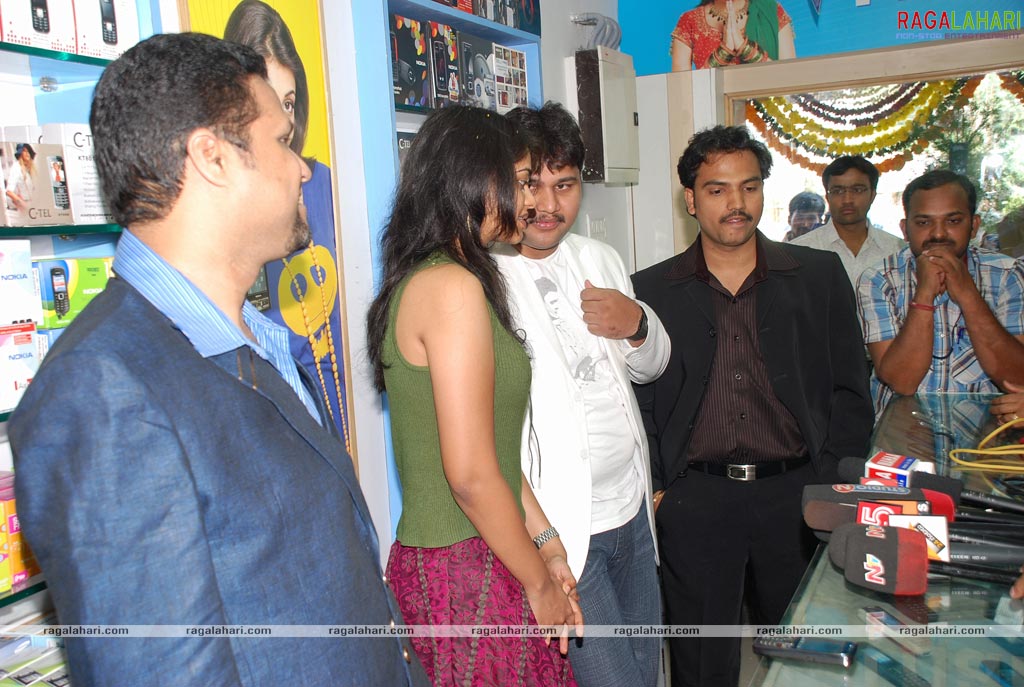 Bindu Madhavi Inagurates Big C Outlet at Balkampet