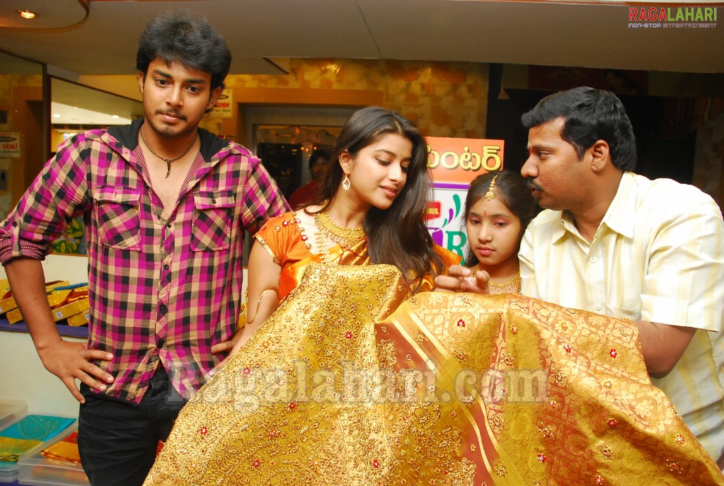 Mounaragam Casting at CMR Silks Promotional Event