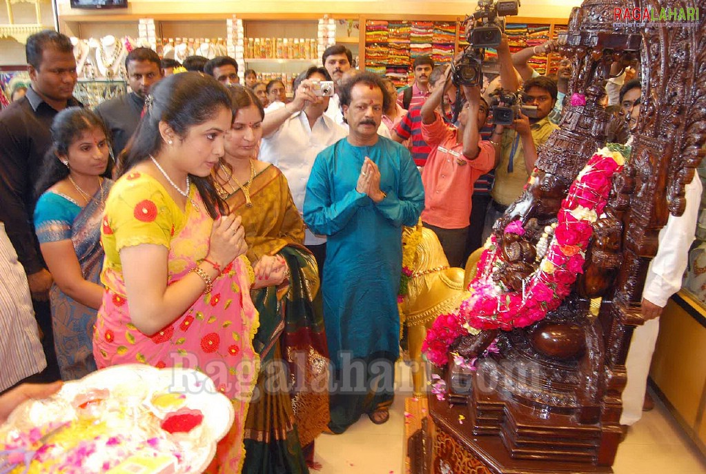 Ramya Krishna Launches Wedding Sarees Exhibition Sale at Chennai Shopping Mall