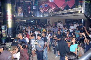 Hyderabadi;s Support Deccan Chargers on April 22 2010 at Bottles & Chimney Pub in Hyderabad