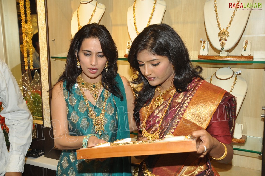 Akshaya Tritiya Collections at Manepally Jewellers, Hyd