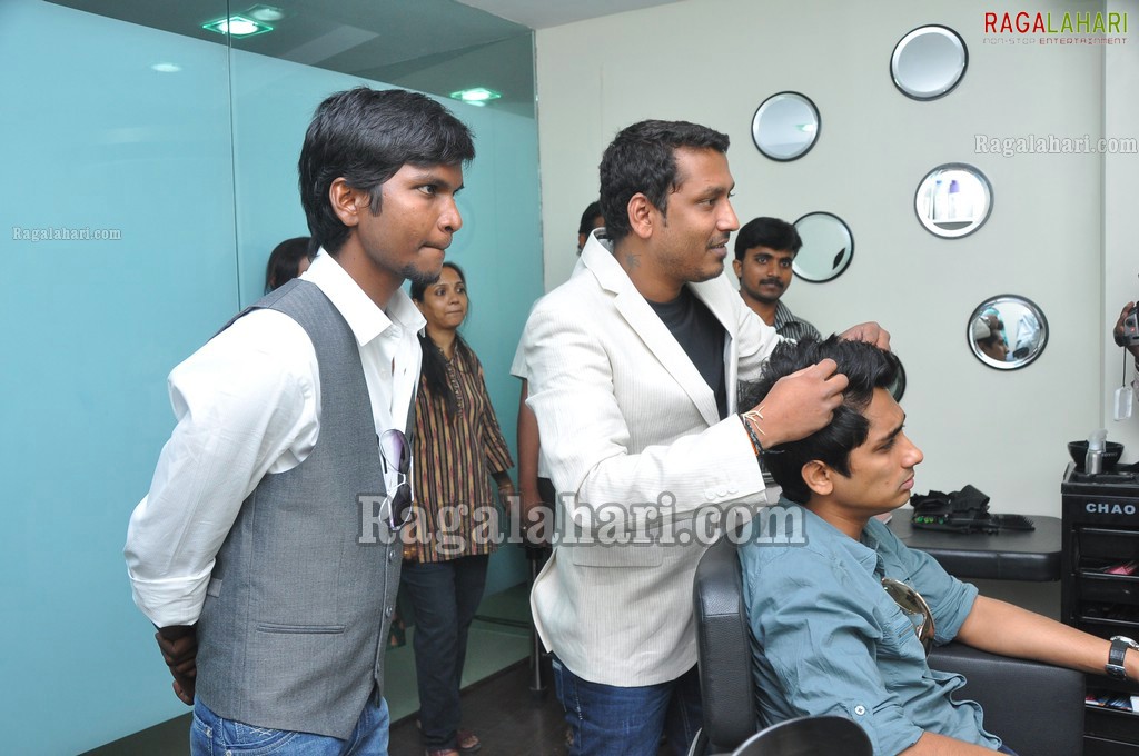 Siddharth at Snippers Salon Launch, Hyd