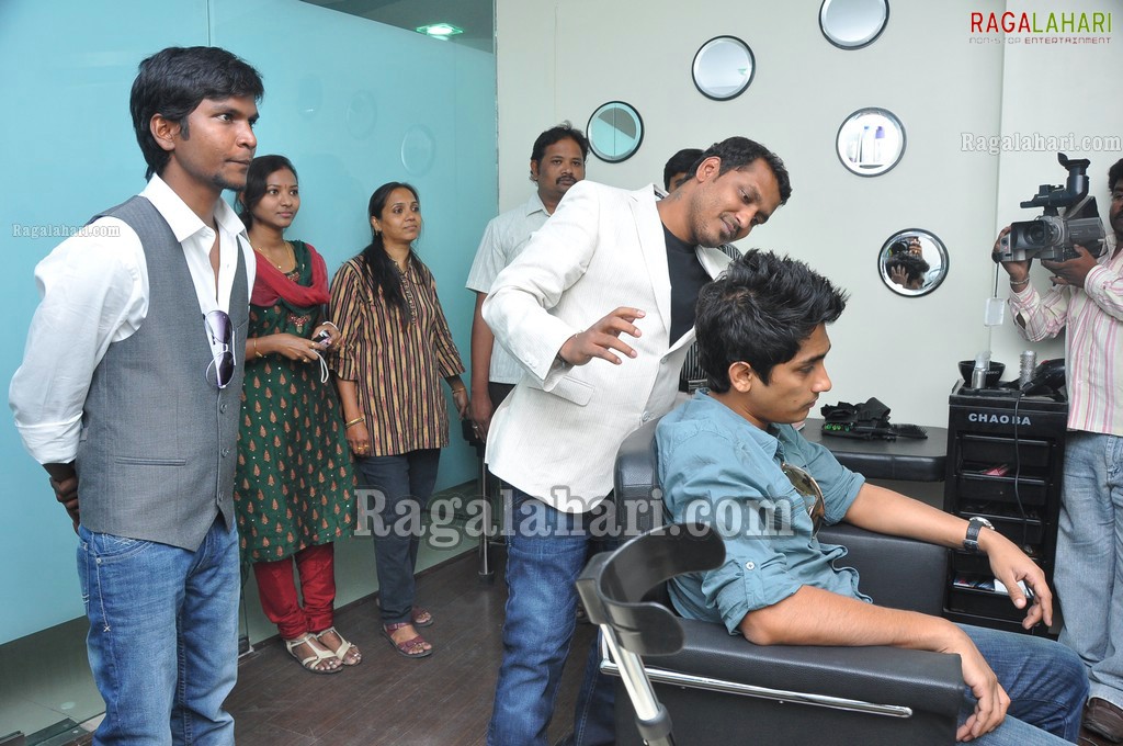 Siddharth at Snippers Salon Launch, Hyd