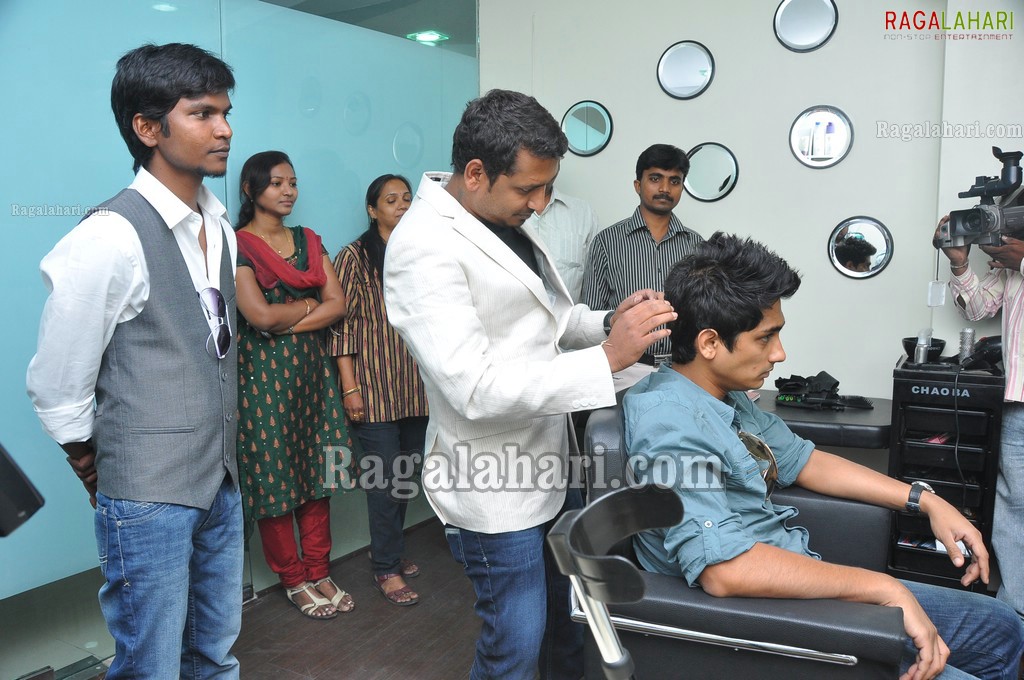 Siddharth at Snippers Salon Launch, Hyd