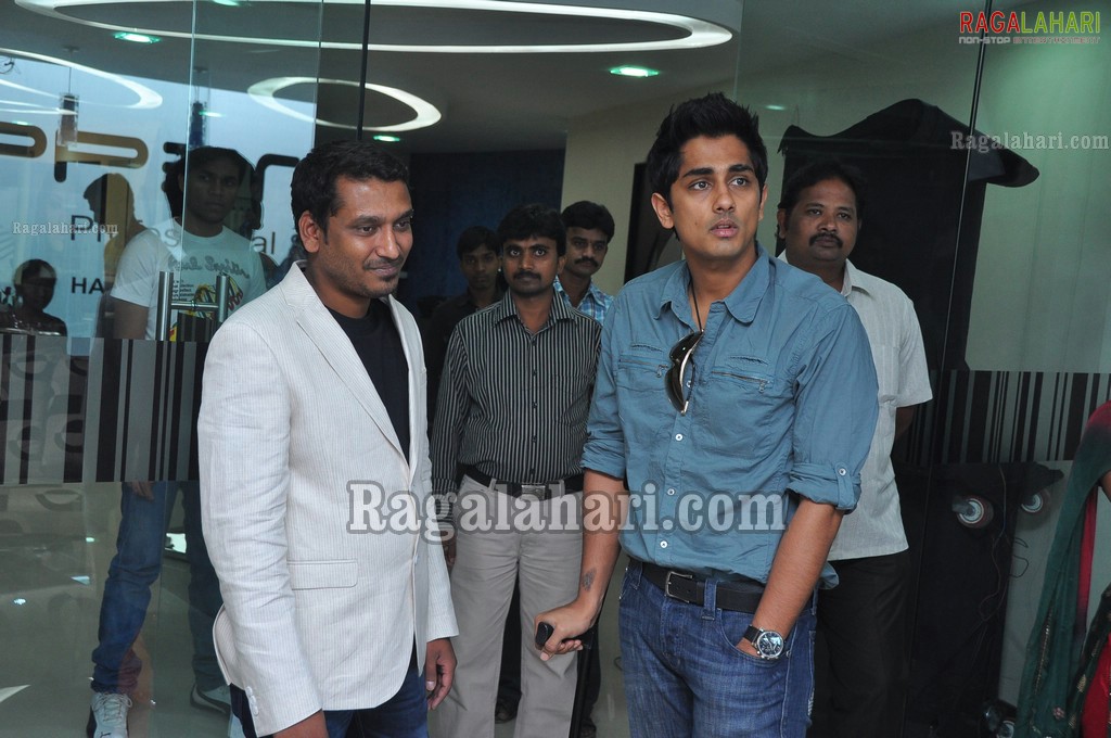 Siddharth at Snippers Salon Launch, Hyd