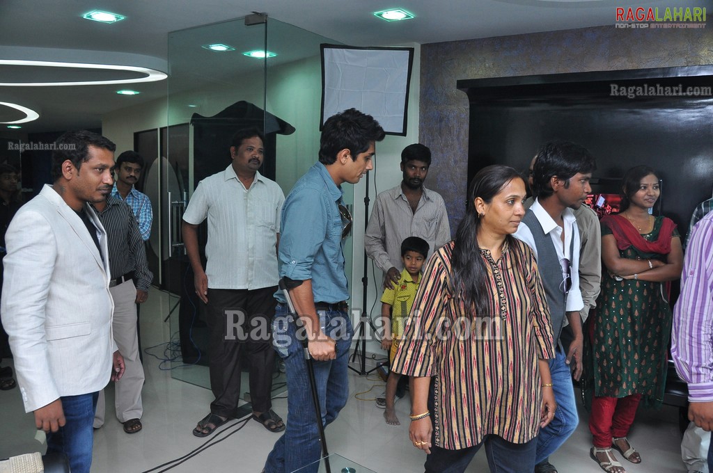 Siddharth at Snippers Salon Launch, Hyd