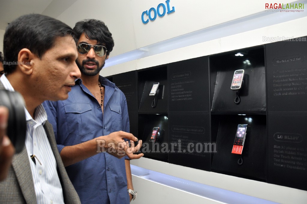 Rana Launches Talk2me at Tata Docomo Store