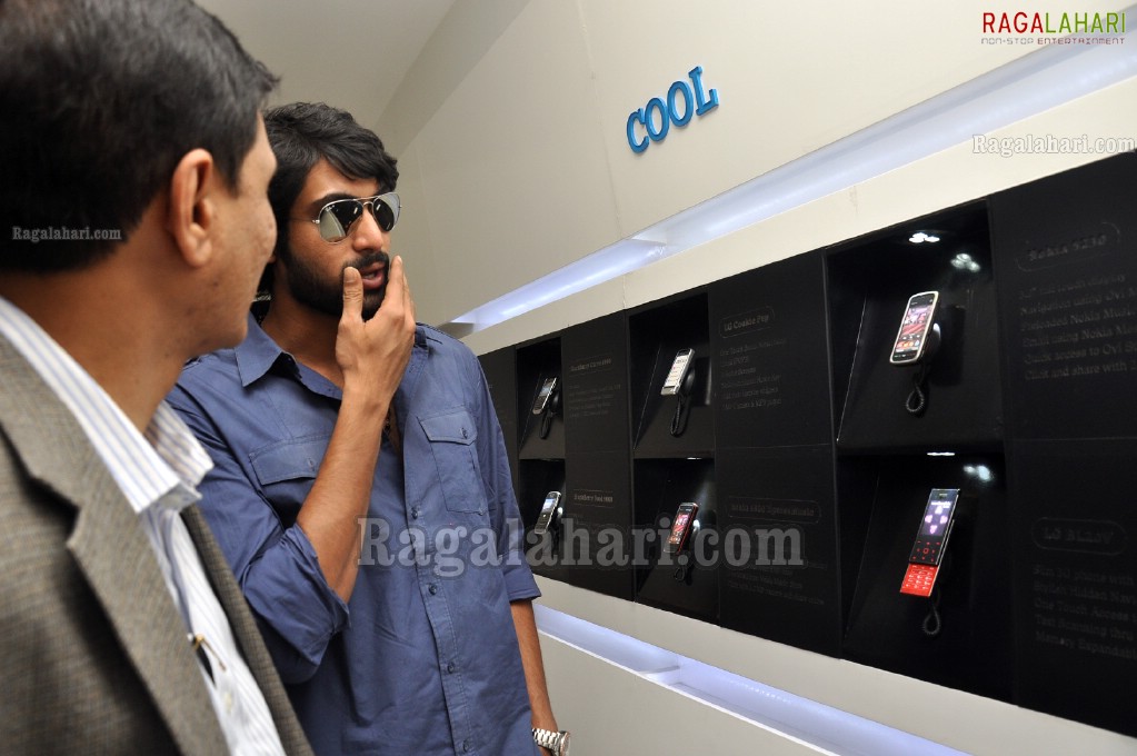 Rana Launches Talk2me at Tata Docomo Store