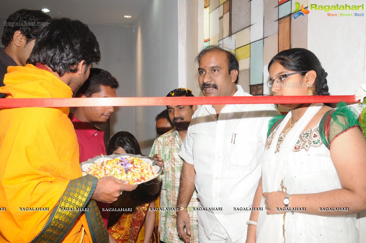 Deeksha Seth Launches Swarna Nidhi Gold Scheme at Kukatpally Chandana Brothers