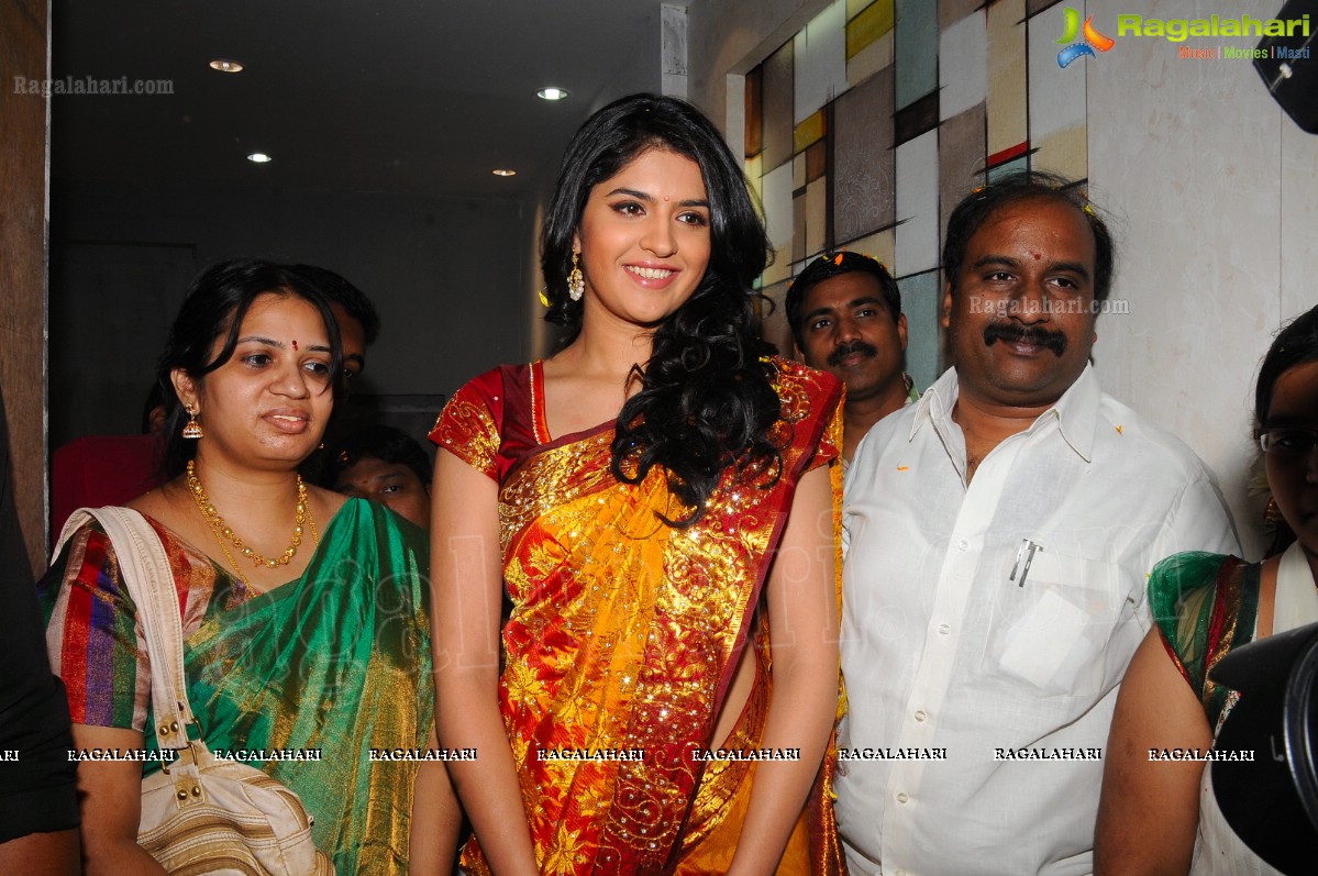 Deeksha Seth Launches Swarna Nidhi Gold Scheme at Kukatpally Chandana Brothers