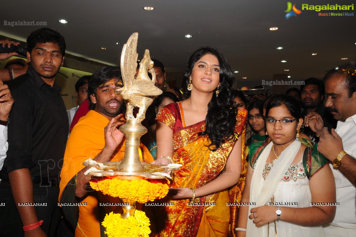 Deeksha Seth Launches Swarna Nidhi Gold Scheme at Kukatpally Chandana Brothers