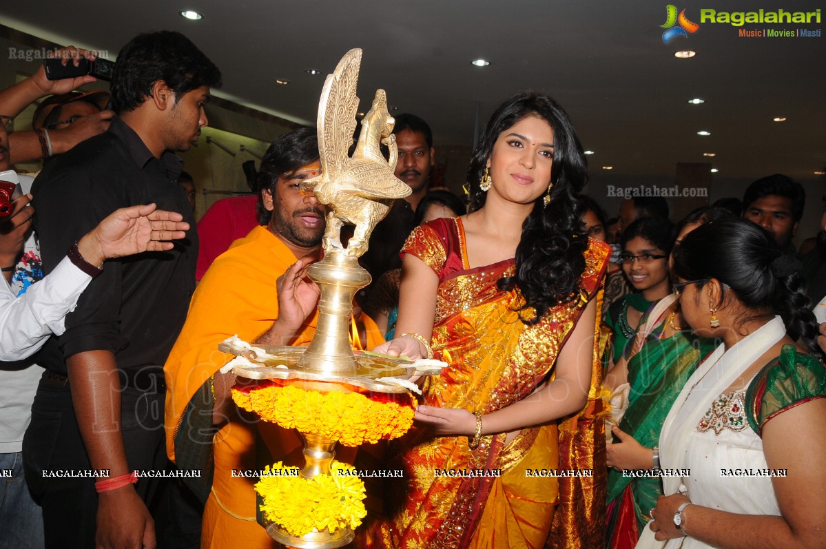 Deeksha Seth Launches Swarna Nidhi Gold Scheme at Kukatpally Chandana Brothers