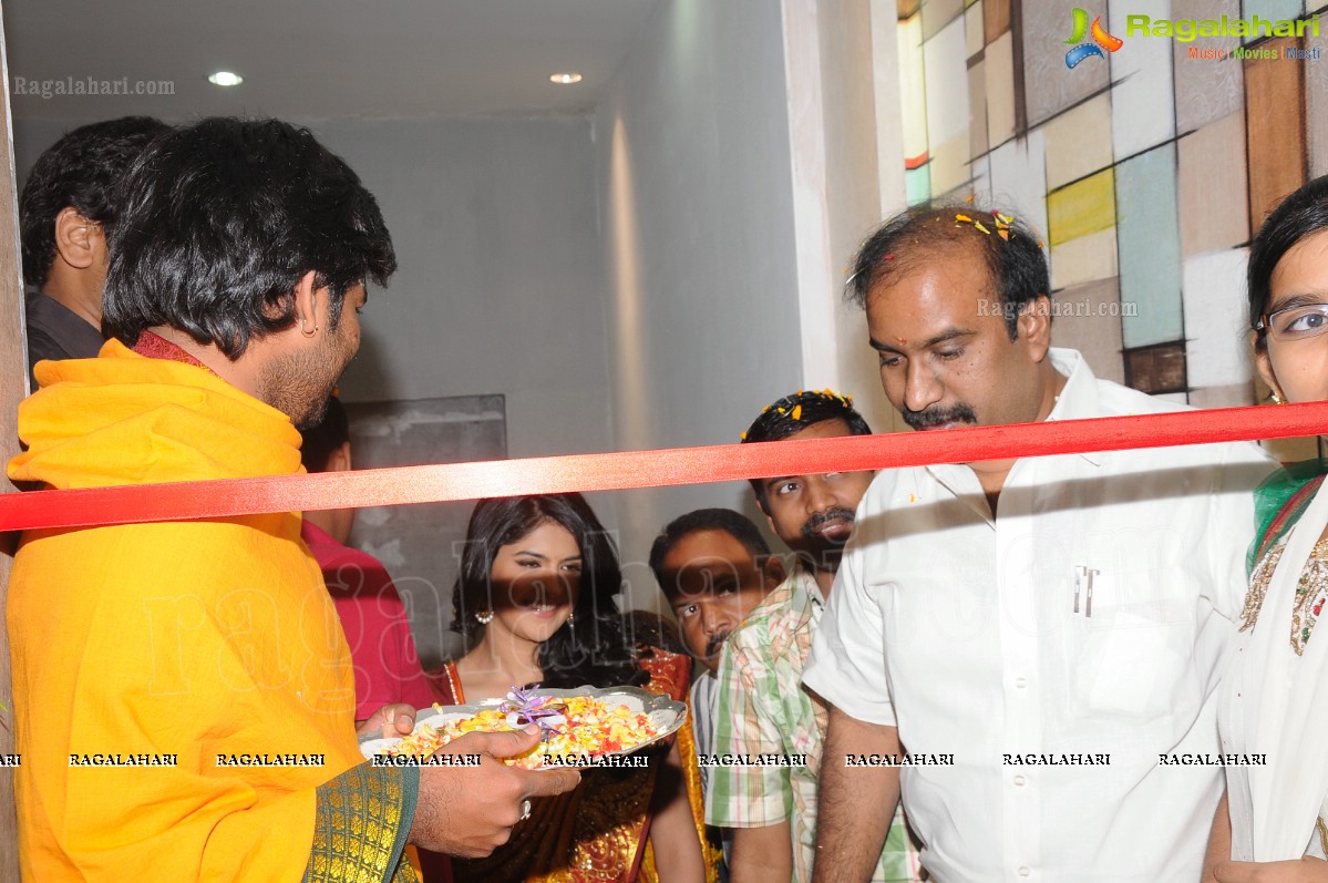 Deeksha Seth Launches Swarna Nidhi Gold Scheme at Kukatpally Chandana Brothers