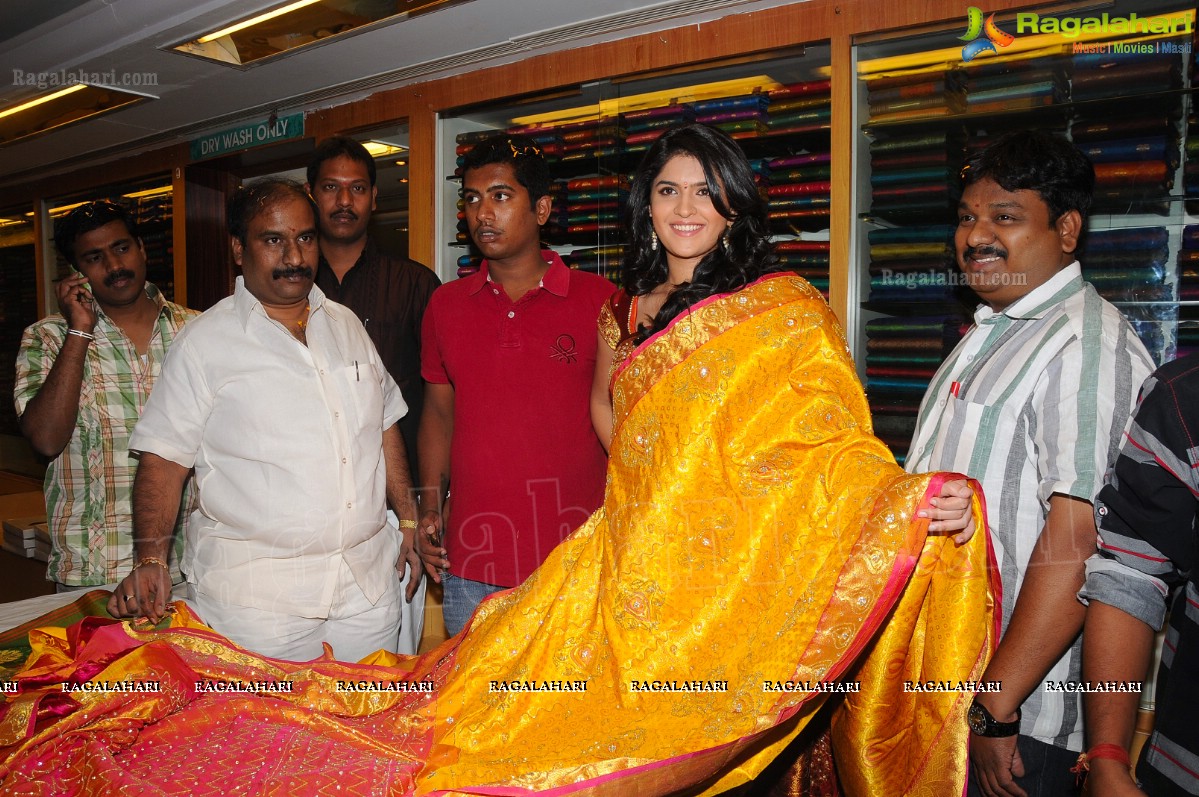 Deeksha Seth Launches Swarna Nidhi Gold Scheme at Kukatpally Chandana Brothers