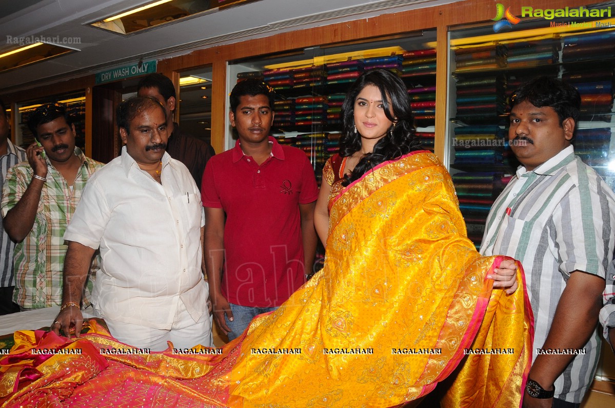 Deeksha Seth Launches Swarna Nidhi Gold Scheme at Kukatpally Chandana Brothers