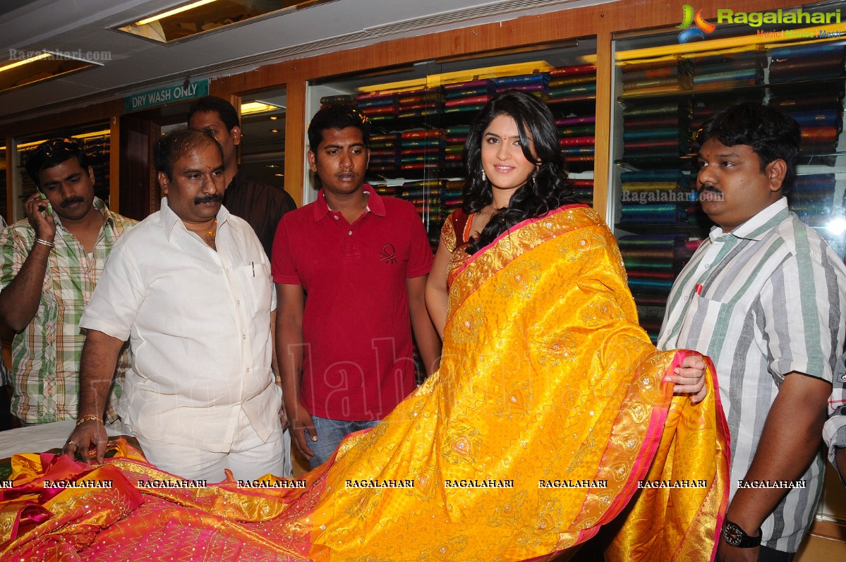 Deeksha Seth Launches Swarna Nidhi Gold Scheme at Kukatpally Chandana Brothers