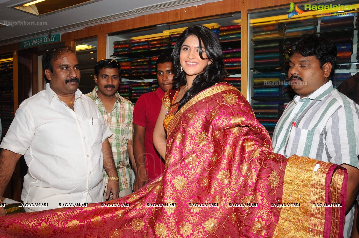 Deeksha Seth Launches Swarna Nidhi Gold Scheme at Kukatpally Chandana Brothers