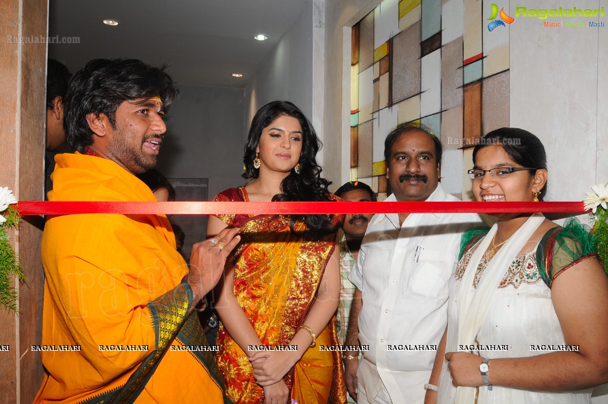 Deeksha Seth Launches Swarna Nidhi Gold Scheme at Kukatpally Chandana Brothers