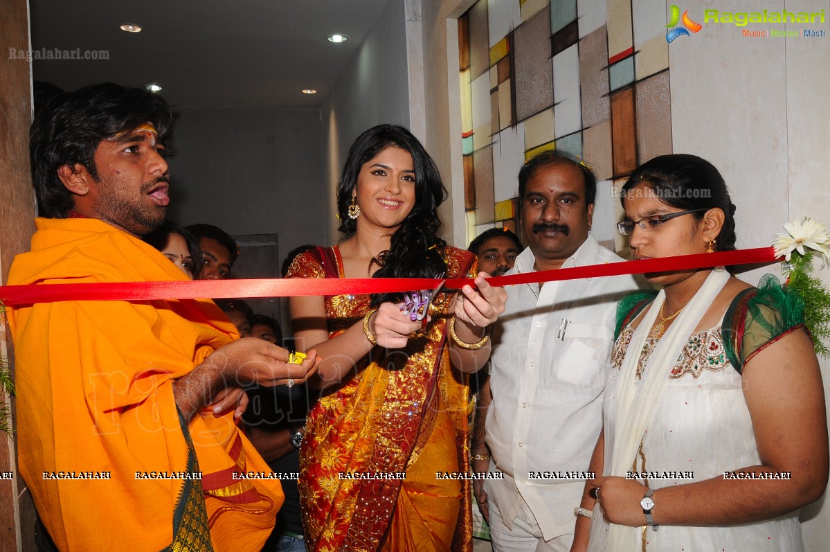 Deeksha Seth Launches Swarna Nidhi Gold Scheme at Kukatpally Chandana Brothers