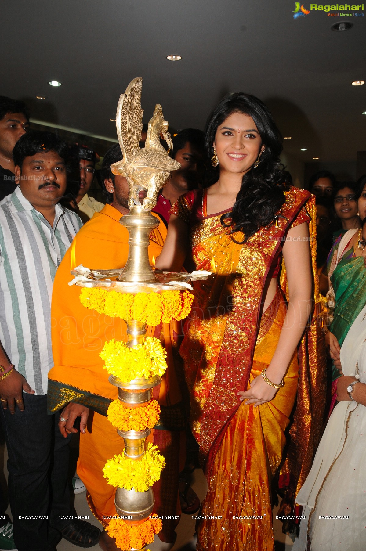 Deeksha Seth Launches Swarna Nidhi Gold Scheme at Kukatpally Chandana Brothers