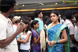 Vishal, Saraj Jane Dias, Neetu Chandra, Tanushree Dutta