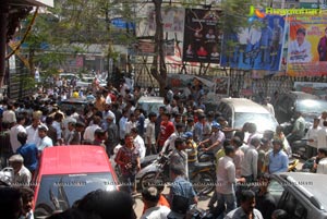 Baadshah Release Hungama at Sandhya 70mm