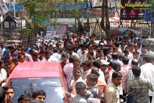 Baadshah Release Hungama at Sandhya 70mm