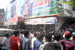 Baadshah Release Hungama at Sandhya 70mm