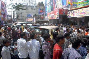 Baadshah Release Hungama at Sandhya 70mm