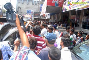 Baadshah Release Hungama at Sandhya 70mm