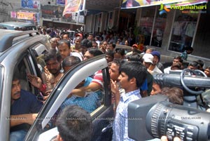 Baadshah Release Hungama at Sandhya 70mm