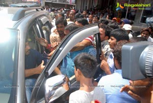 Baadshah Release Hungama at Sandhya 70mm