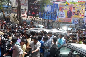 Baadshah Release Hungama at Sandhya 70mm