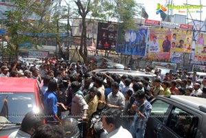 Baadshah Release Hungama at Sandhya 70mm