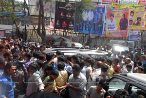 Baadshah Release Hungama at Sandhya 70mm