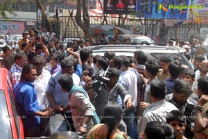 Baadshah Release Hungama at Sandhya 70mm